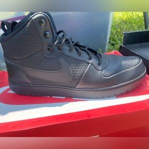 NIKE COURT BOROUGH MID
WINTER (SIZE 13 men’s)
